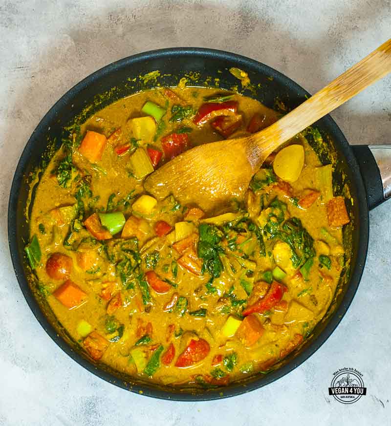 Veganes Gemüsecurry mit gebratenem Tofu